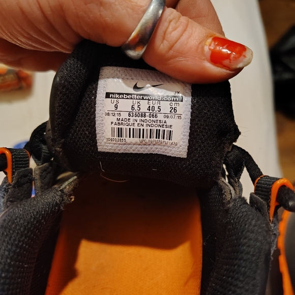 Nike Women's Black and Orange Shox - Picture 7 of 7